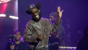 Shameful How Black Internet Dragged Burna Boy For His ‘Sassy’ On-Stage Walk