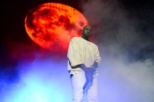 WTF?! Kanye West is Passing Out ‘White Lives Matter’ Shirts