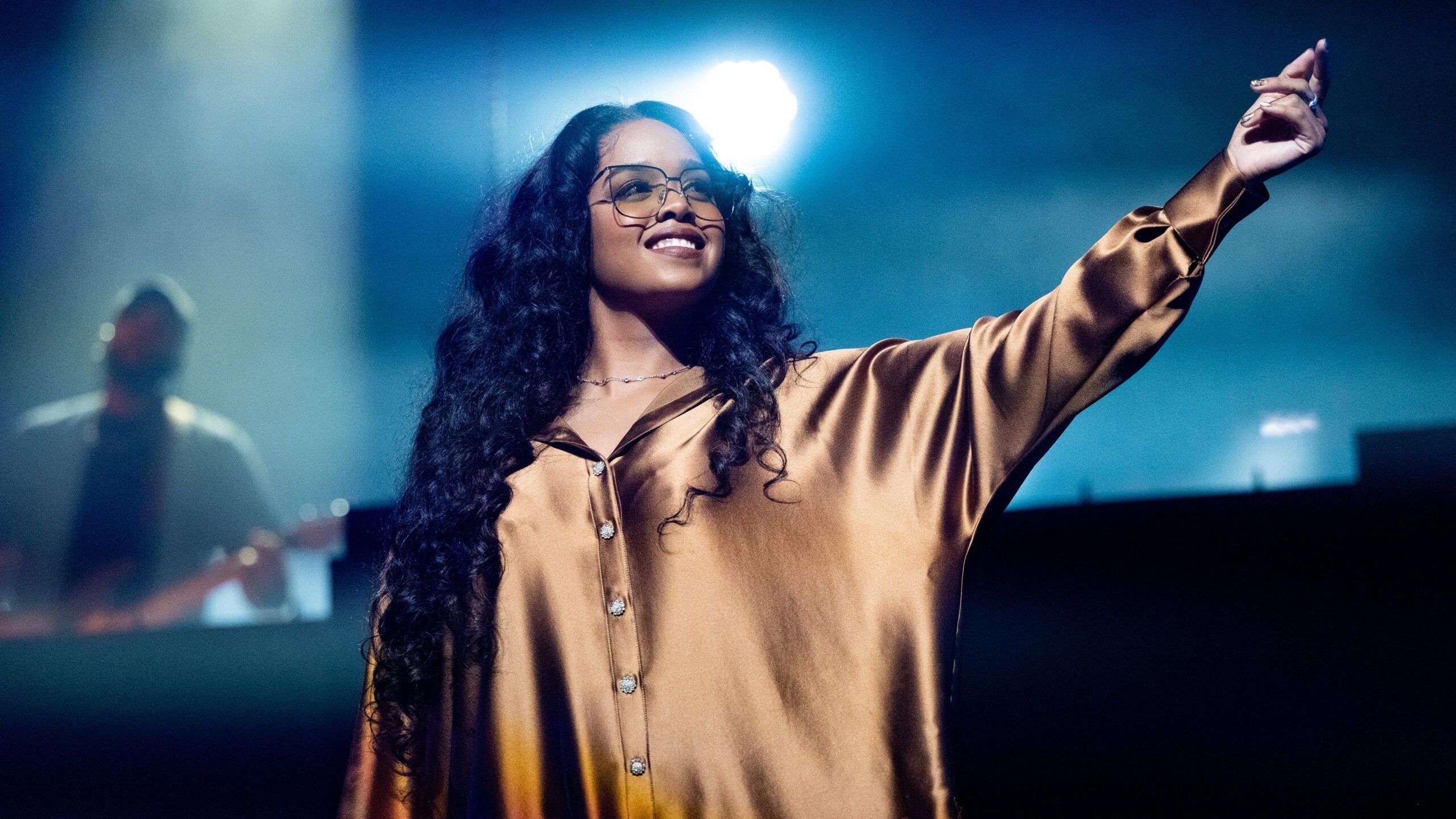 H.E.R. performs onstage during the ‘Back of Your Mind Tour’ at YouTube Theater on April 05, 2022 in Inglewood, California. Photo: Getty Images Scott Dudelson